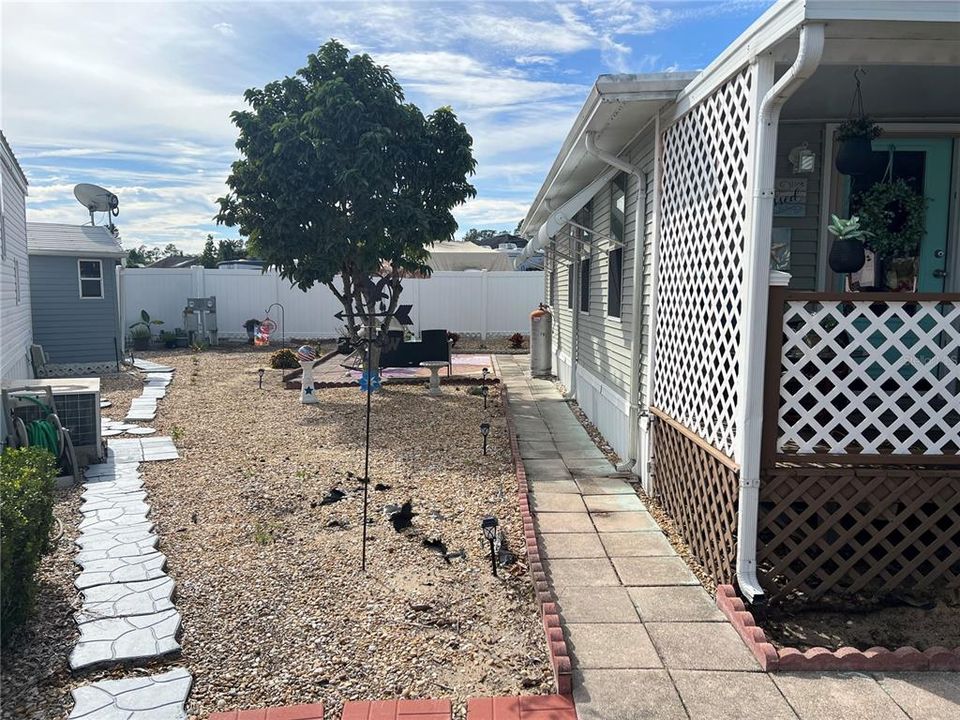 For Sale: $125,500 (2 beds, 1 baths, 768 Square Feet)