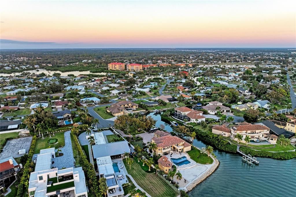 На продажу: $1,400,000 (3 спален, 2 ванн, 1824 Квадратных фут)