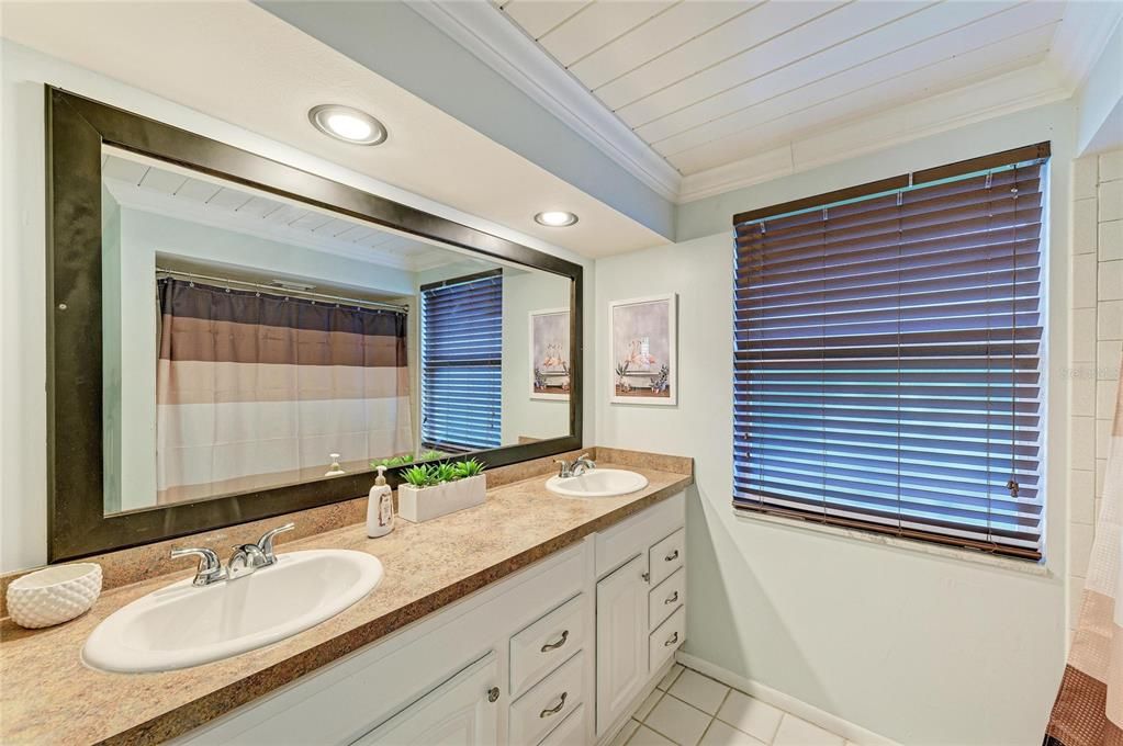 На продажу: $1,400,000 (3 спален, 2 ванн, 1824 Квадратных фут)