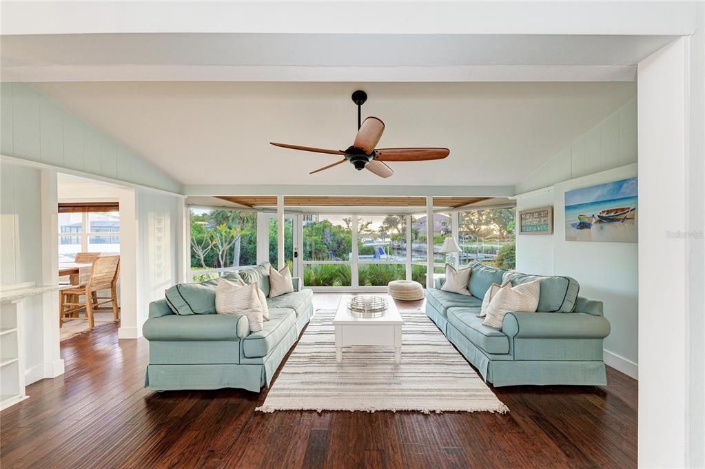 На продажу: $1,400,000 (3 спален, 2 ванн, 1824 Квадратных фут)