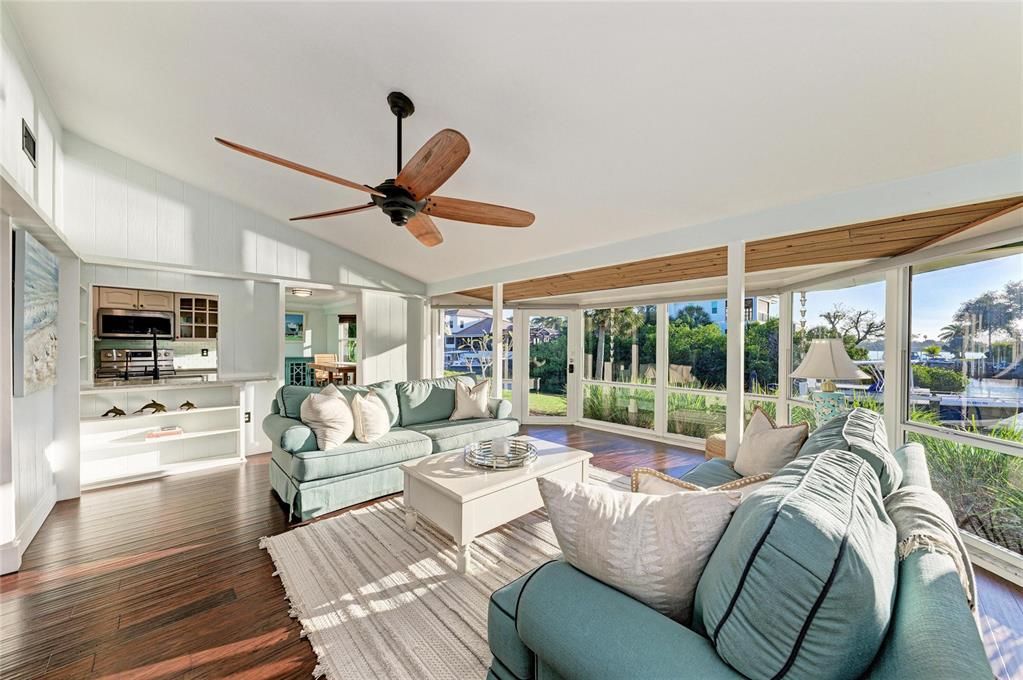 На продажу: $1,400,000 (3 спален, 2 ванн, 1824 Квадратных фут)