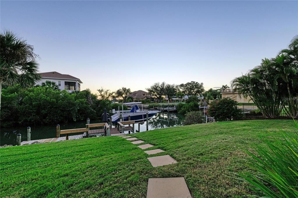 На продажу: $1,400,000 (3 спален, 2 ванн, 1824 Квадратных фут)