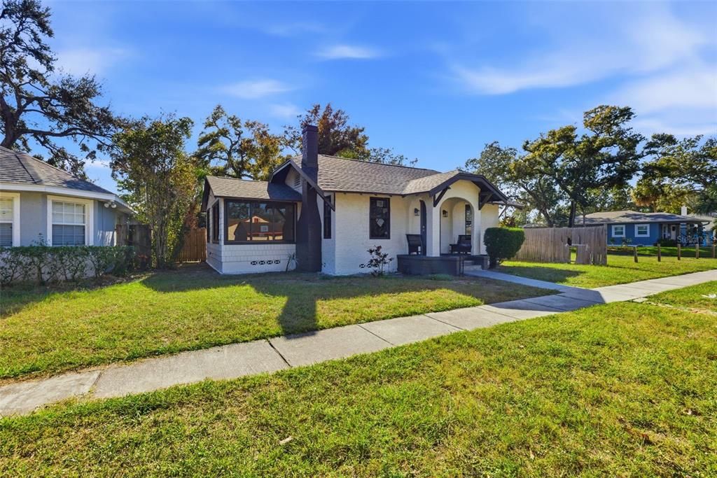 For Rent: $2,800 (3 beds, 1 baths, 1085 Square Feet)