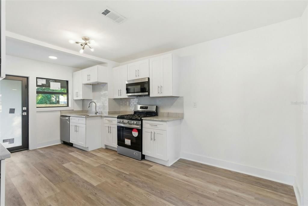 For Rent: $2,800 (3 beds, 1 baths, 1085 Square Feet)