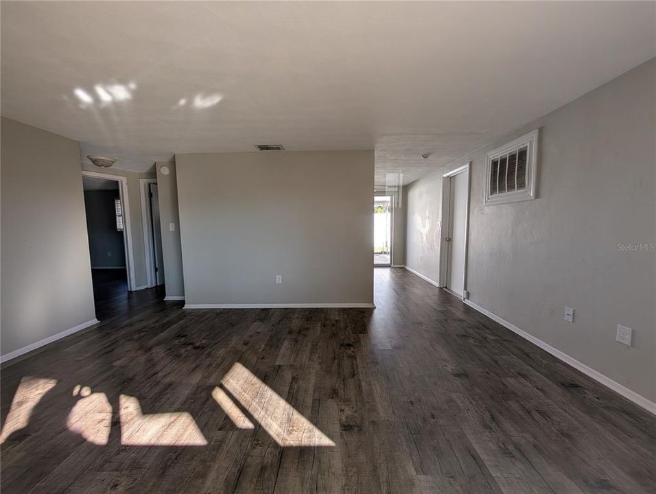 出租: $1,400 (2 贝兹, 1 浴室, 768 平方英尺)