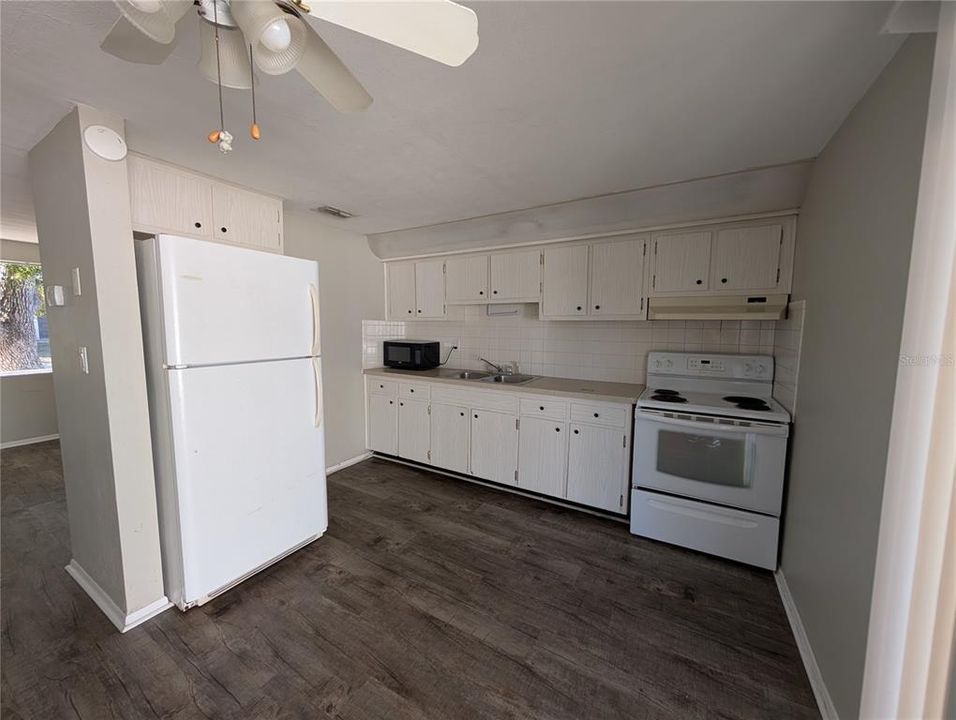 出租: $1,400 (2 贝兹, 1 浴室, 768 平方英尺)