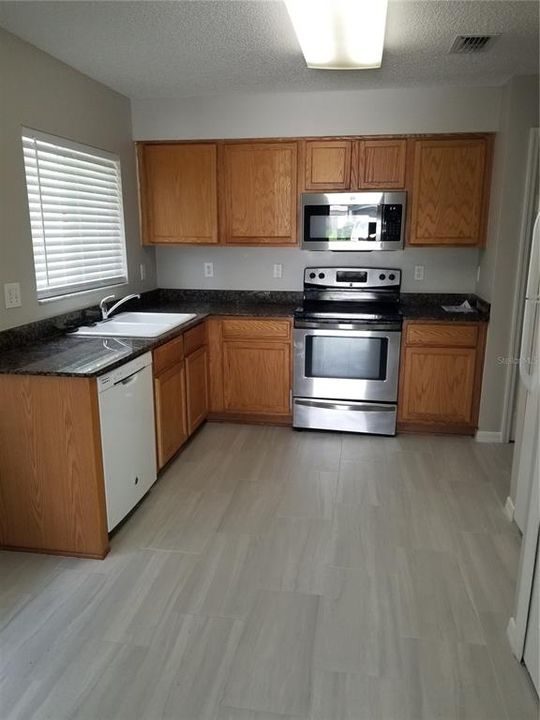 For Rent: $2,400 (4 beds, 2 baths, 1434 Square Feet)