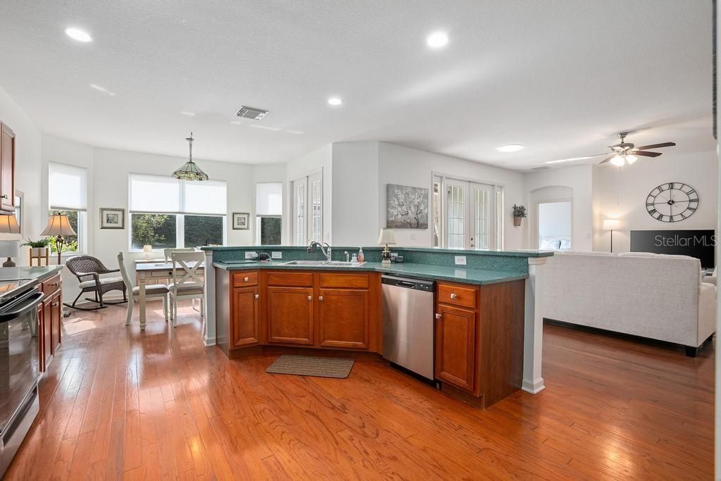 На продажу: $385,000 (3 спален, 2 ванн, 1820 Квадратных фут)