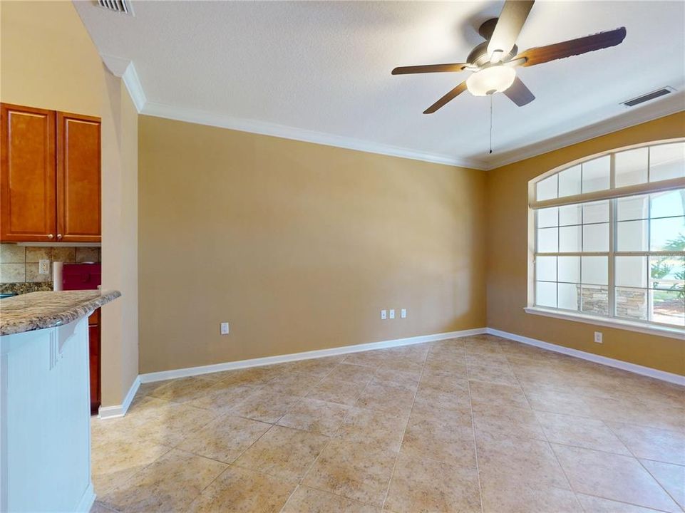 Под контрактом: $370,000 (3 спален, 2 ванн, 1704 Квадратных фут)