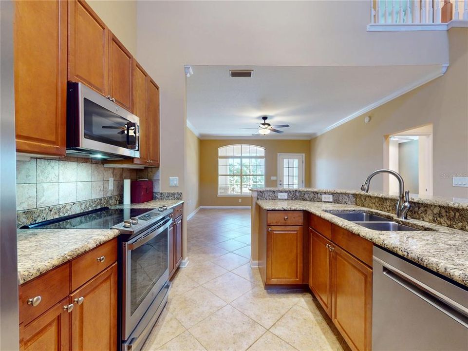 Под контрактом: $370,000 (3 спален, 2 ванн, 1704 Квадратных фут)