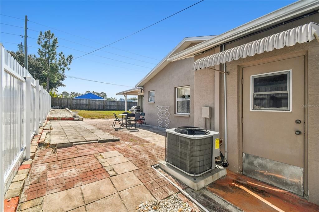 For Sale: $300,000 (2 beds, 2 baths, 1258 Square Feet)