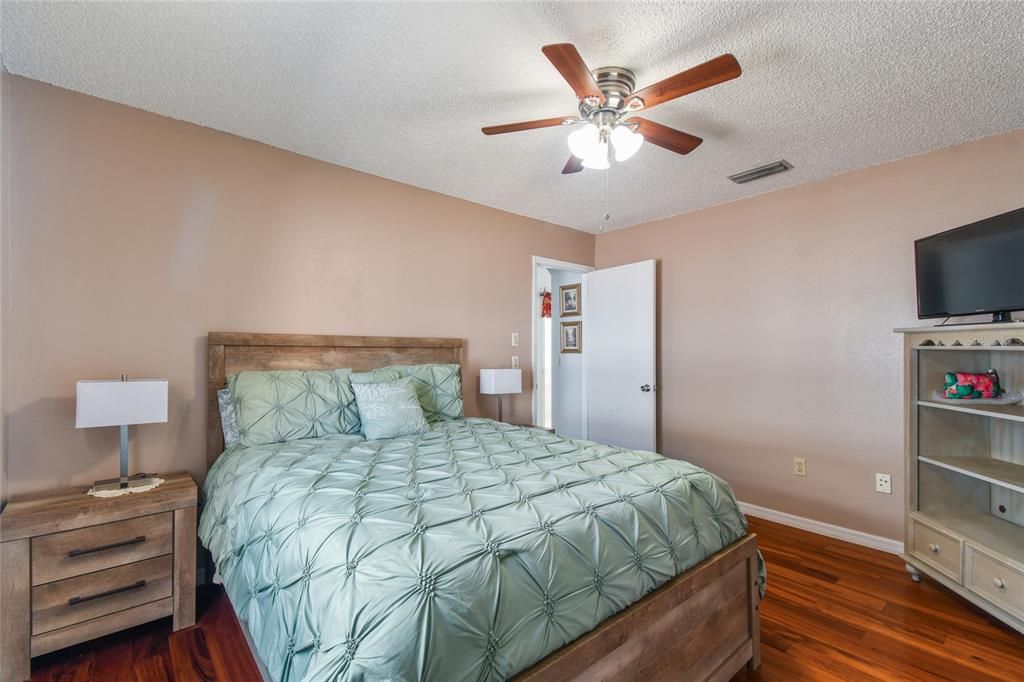 For Sale: $300,000 (2 beds, 2 baths, 1258 Square Feet)