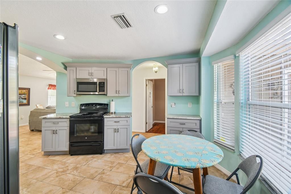 For Sale: $300,000 (2 beds, 2 baths, 1258 Square Feet)