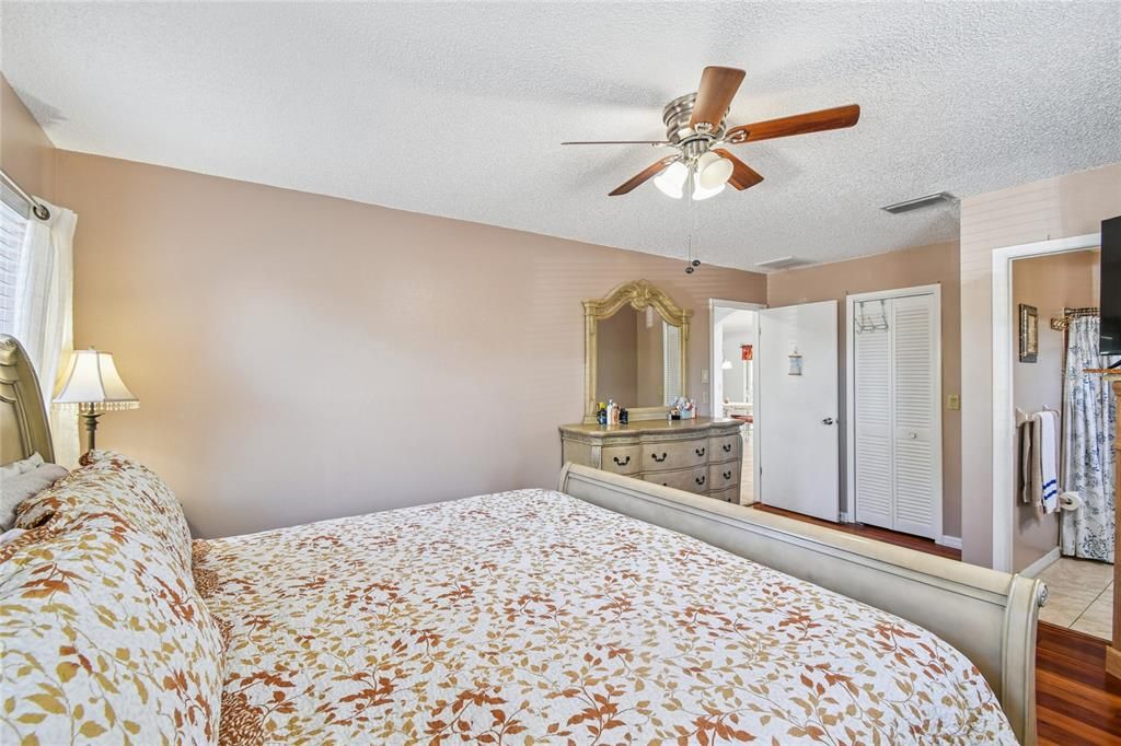 For Sale: $300,000 (2 beds, 2 baths, 1258 Square Feet)
