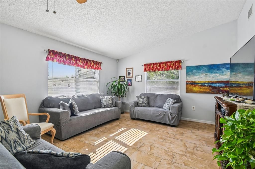 For Sale: $300,000 (2 beds, 2 baths, 1258 Square Feet)