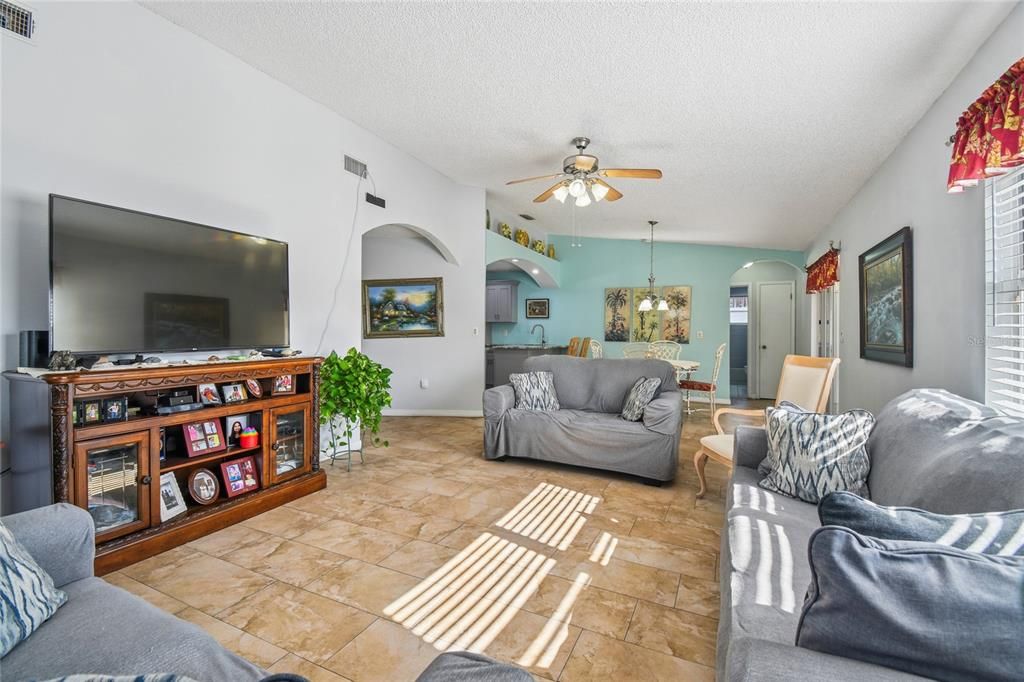 For Sale: $300,000 (2 beds, 2 baths, 1258 Square Feet)