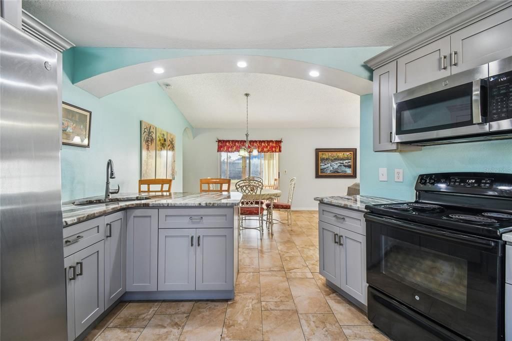 For Sale: $300,000 (2 beds, 2 baths, 1258 Square Feet)