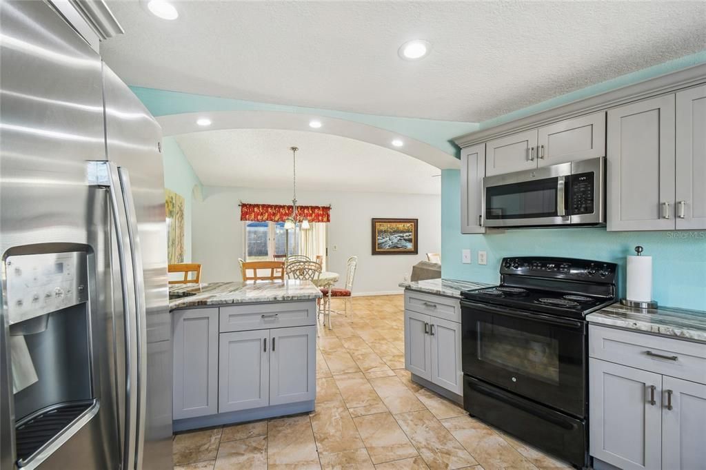 For Sale: $300,000 (2 beds, 2 baths, 1258 Square Feet)