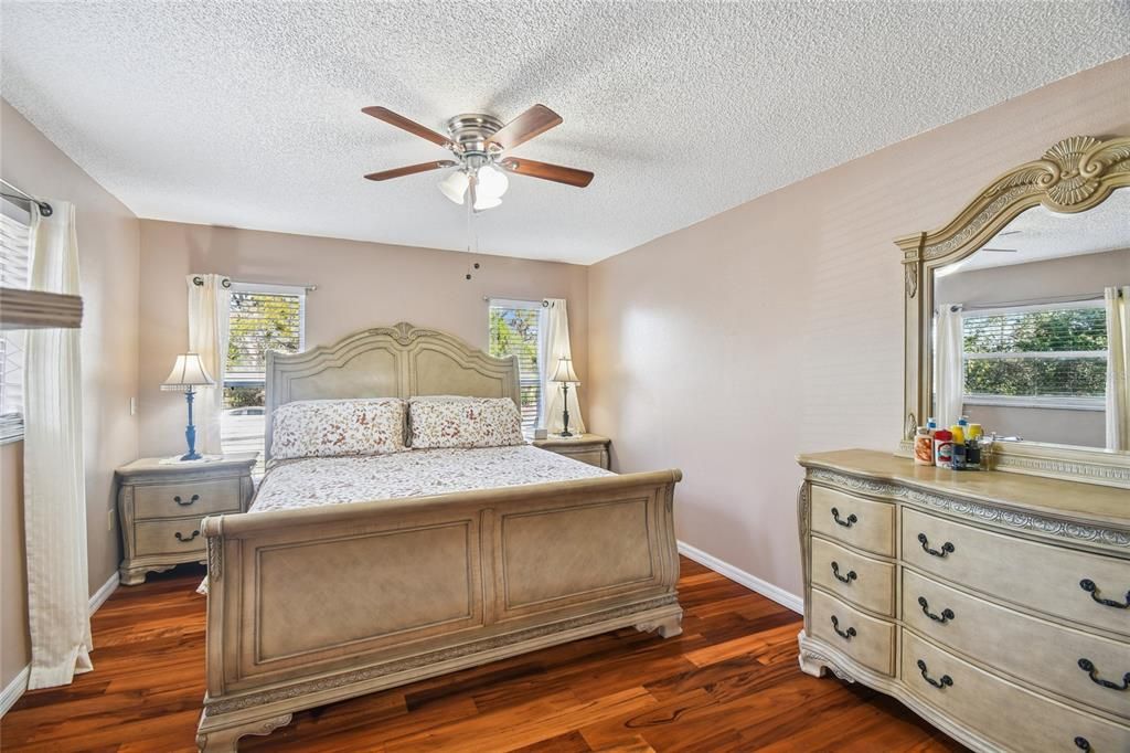 For Sale: $300,000 (2 beds, 2 baths, 1258 Square Feet)