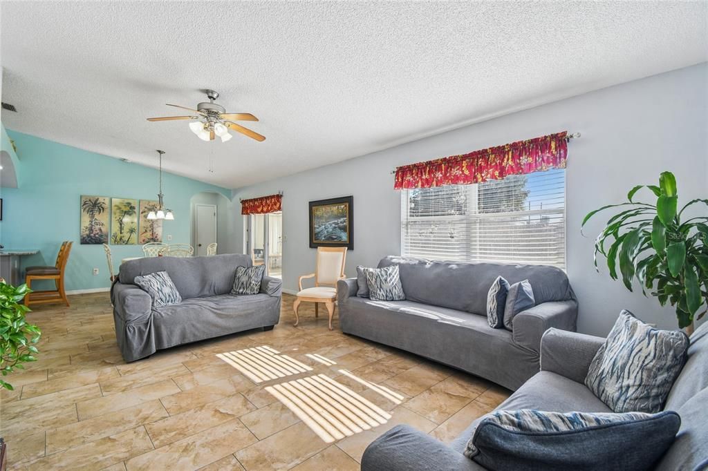 For Sale: $300,000 (2 beds, 2 baths, 1258 Square Feet)