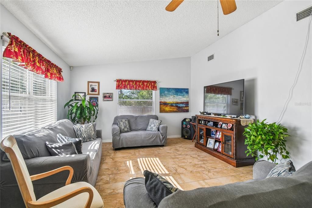 For Sale: $300,000 (2 beds, 2 baths, 1258 Square Feet)