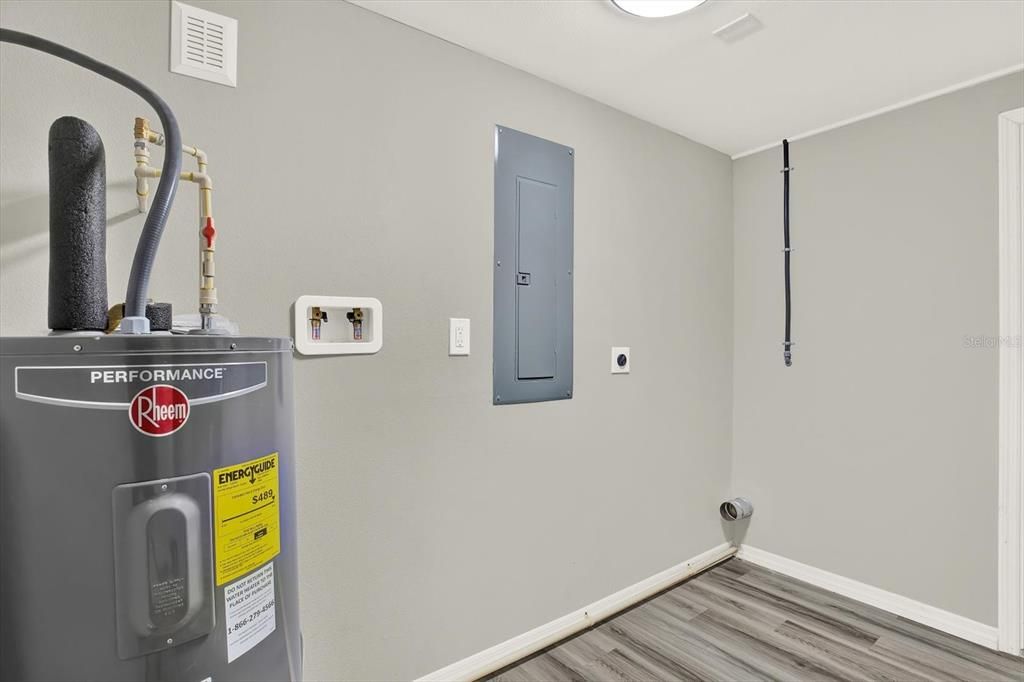 На продажу: $265,000 (4 спален, 2 ванн, 1328 Квадратных фут)