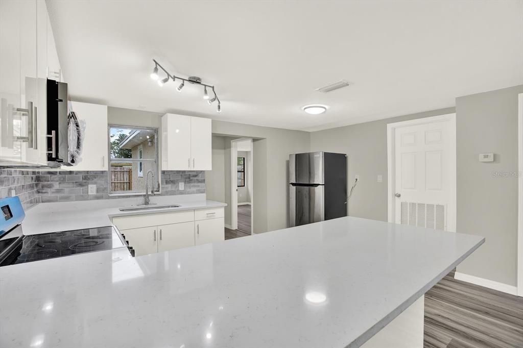 На продажу: $265,000 (4 спален, 2 ванн, 1328 Квадратных фут)