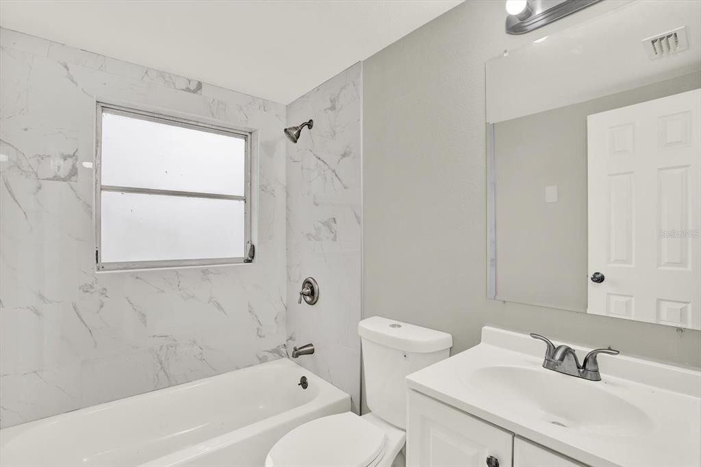 На продажу: $265,000 (4 спален, 2 ванн, 1328 Квадратных фут)