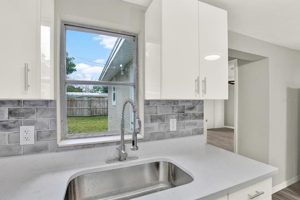 На продажу: $265,000 (4 спален, 2 ванн, 1328 Квадратных фут)