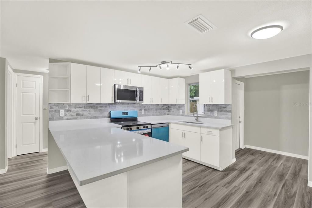 На продажу: $265,000 (4 спален, 2 ванн, 1328 Квадратных фут)