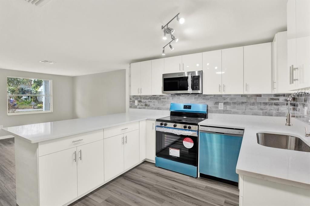 На продажу: $265,000 (4 спален, 2 ванн, 1328 Квадратных фут)