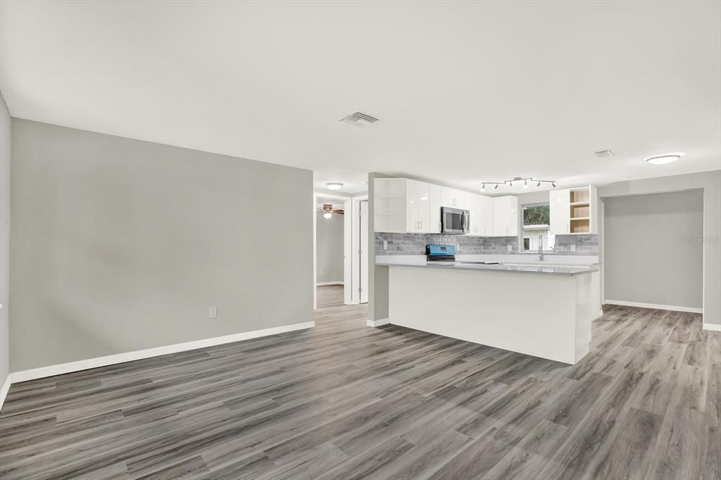 На продажу: $265,000 (4 спален, 2 ванн, 1328 Квадратных фут)