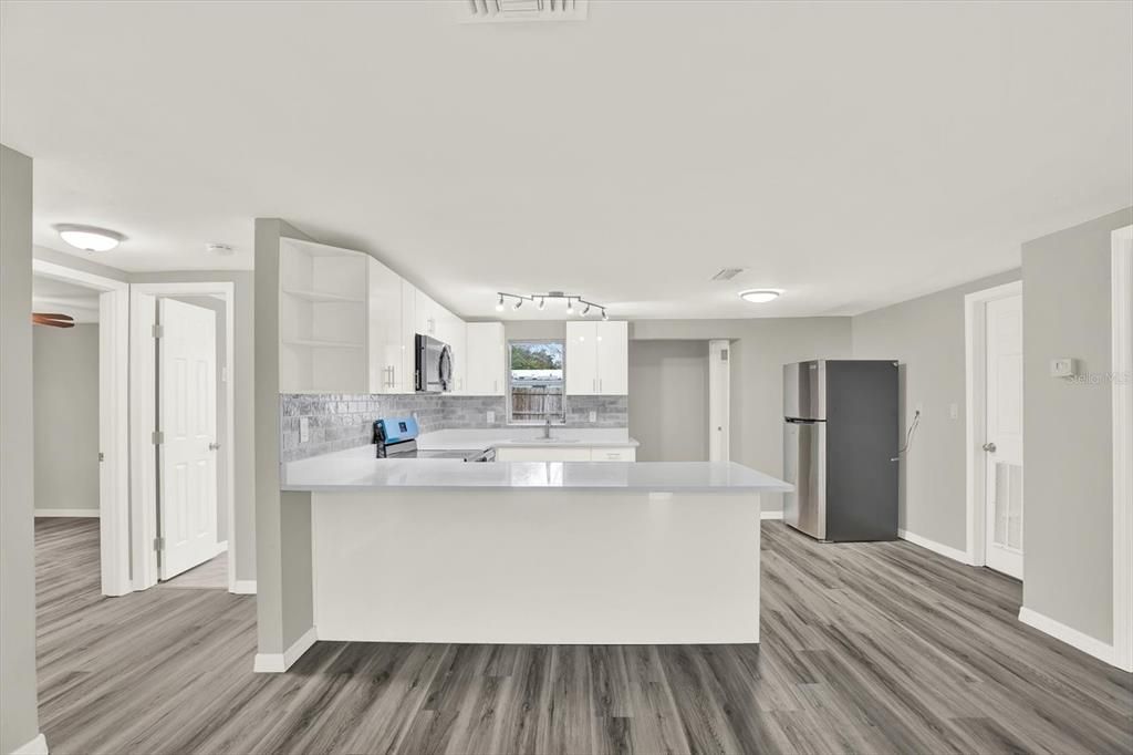 На продажу: $265,000 (4 спален, 2 ванн, 1328 Квадратных фут)