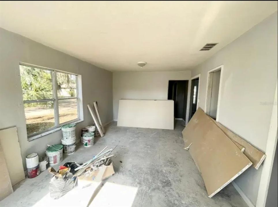 For Sale: $199,900 (2 beds, 1 baths, 816 Square Feet)