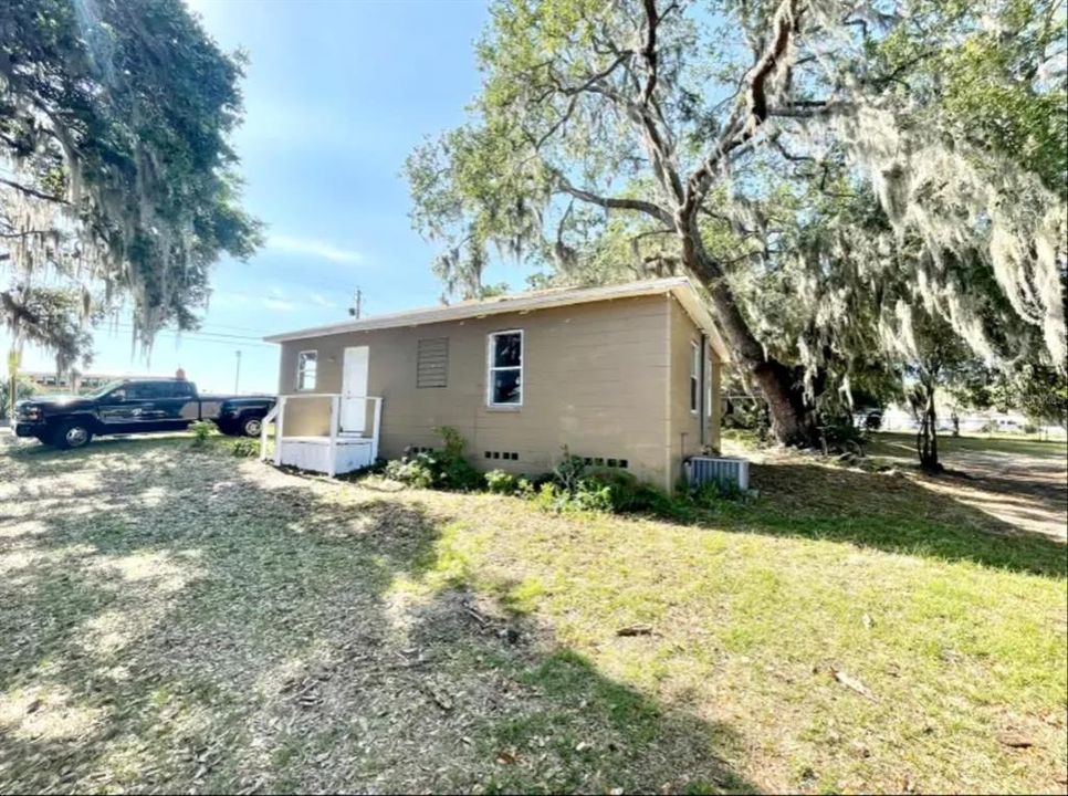 For Sale: $199,900 (2 beds, 1 baths, 816 Square Feet)