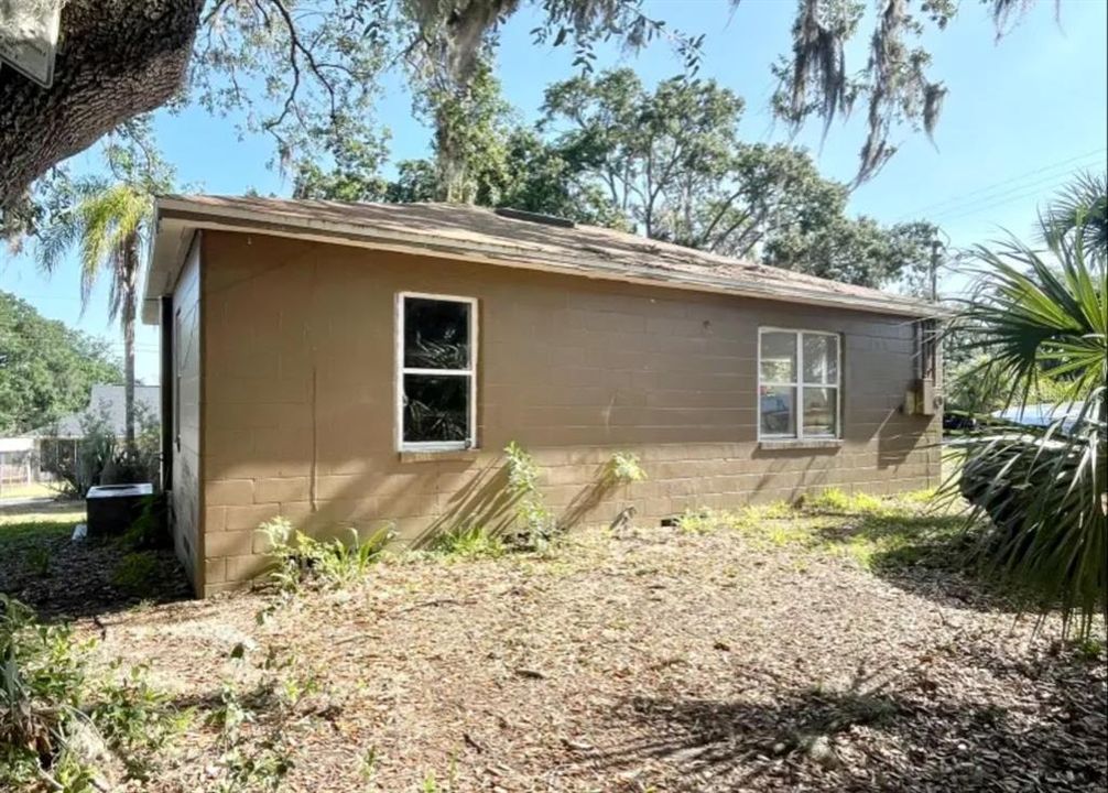 For Sale: $199,900 (2 beds, 1 baths, 816 Square Feet)