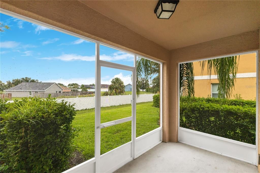 For Sale: $256,900 (2 beds, 2 baths, 1076 Square Feet)