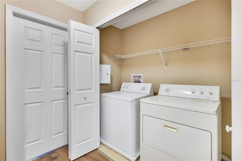 For Sale: $256,900 (2 beds, 2 baths, 1076 Square Feet)