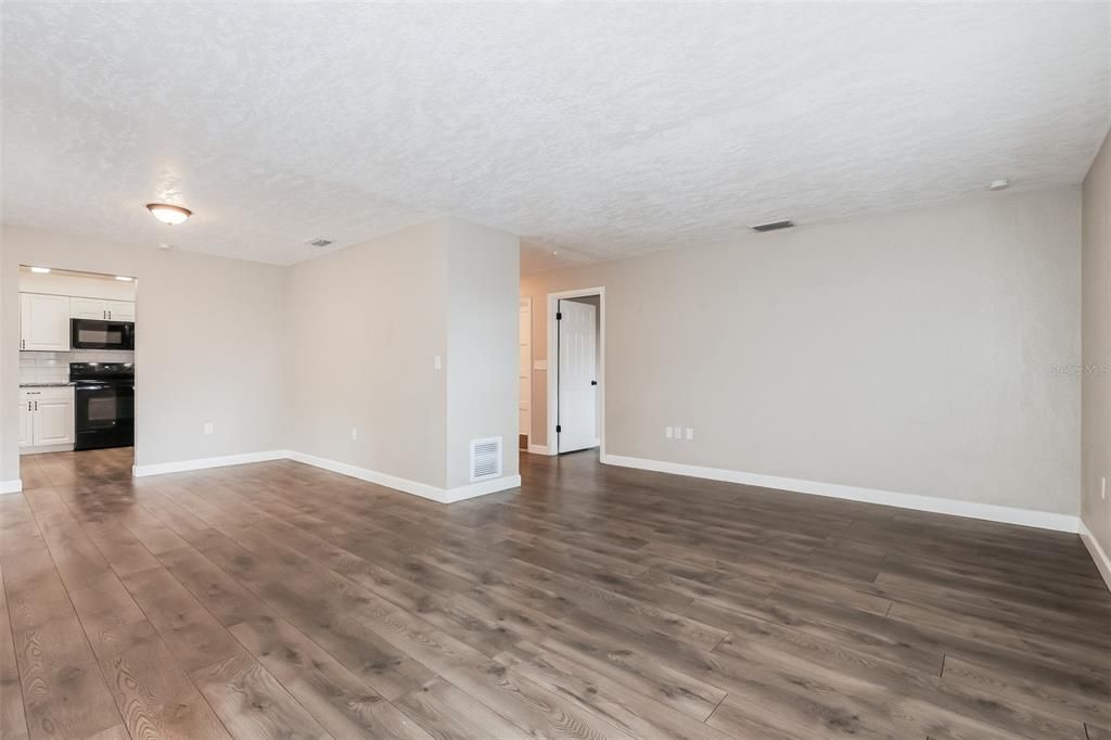 For Sale: $295,000 (4 beds, 2 baths, 1609 Square Feet)