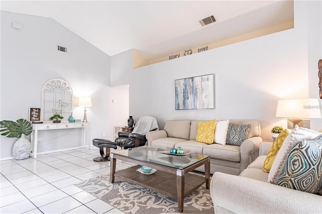 En Renta: $2,475 (3 camas, 2 baños, 1338 Pies cuadrados)