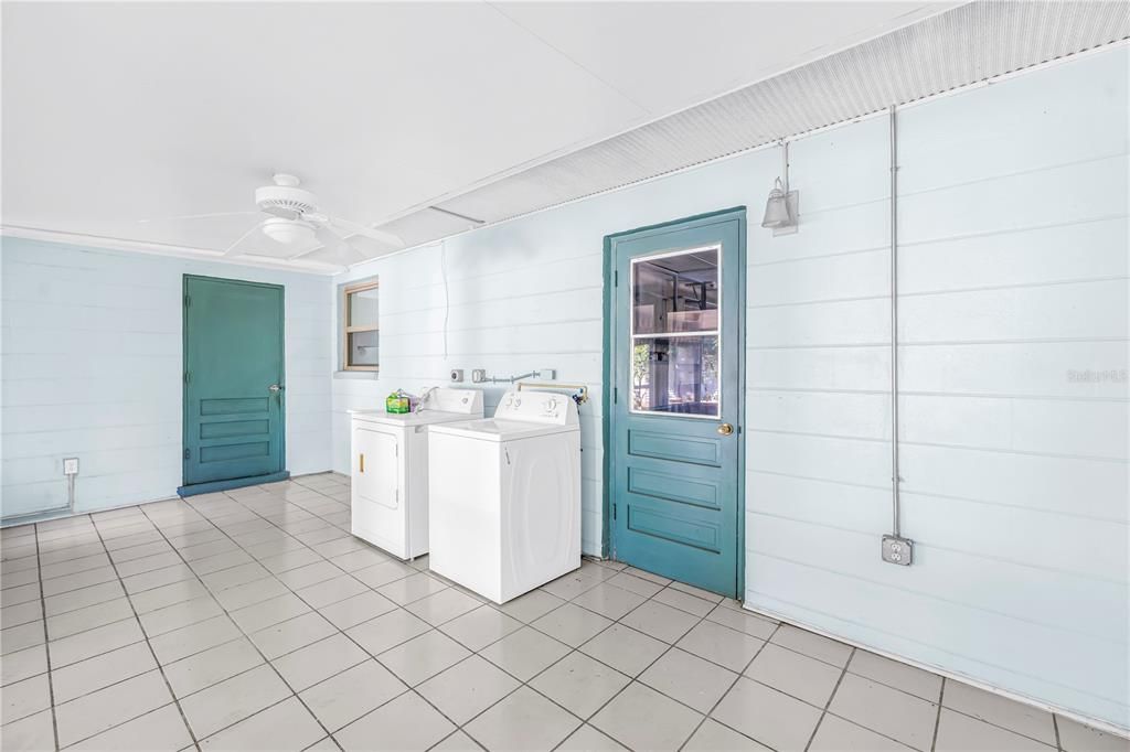 На продажу: $325,000 (2 спален, 2 ванн, 1270 Квадратных фут)