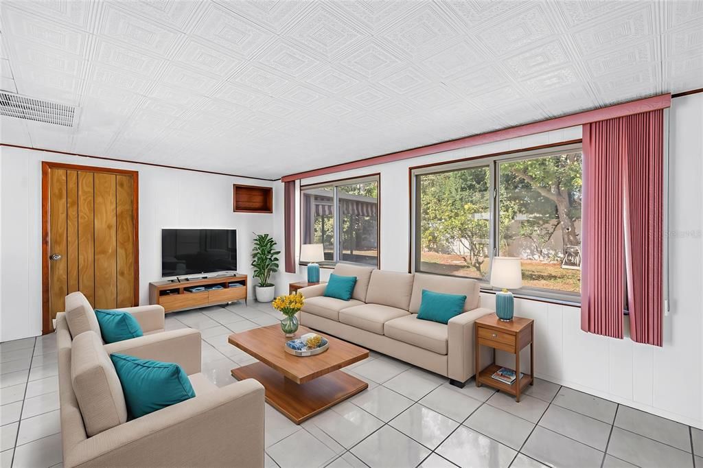 На продажу: $325,000 (2 спален, 2 ванн, 1270 Квадратных фут)