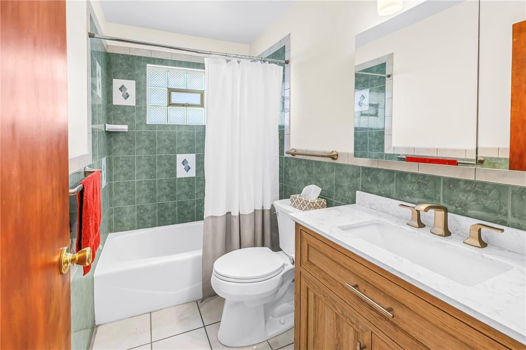 На продажу: $325,000 (2 спален, 2 ванн, 1270 Квадратных фут)