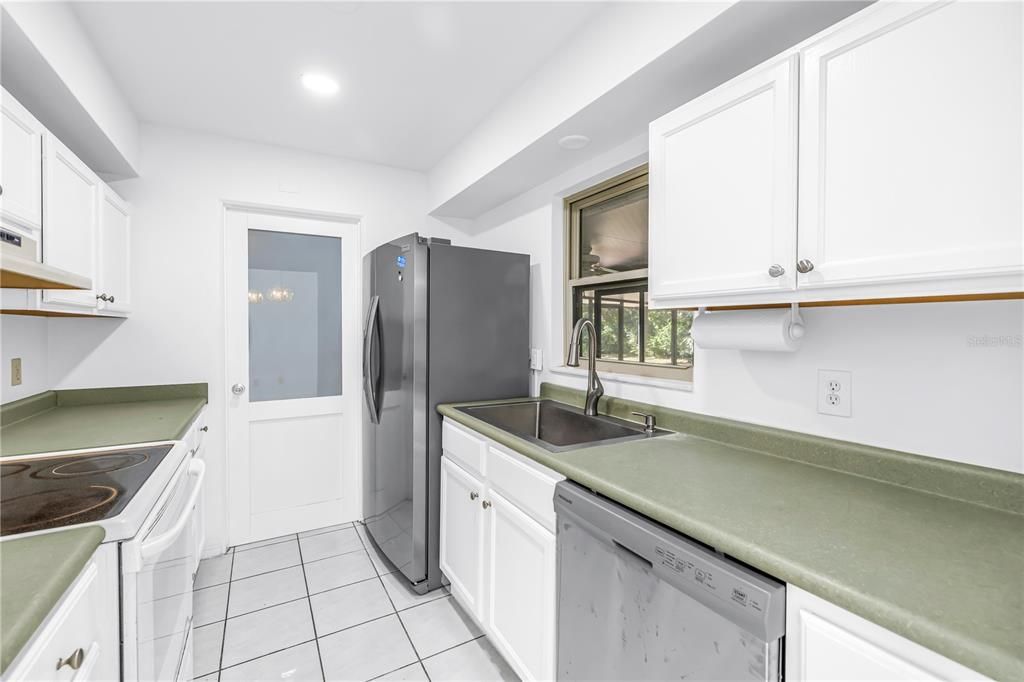 На продажу: $325,000 (2 спален, 2 ванн, 1270 Квадратных фут)