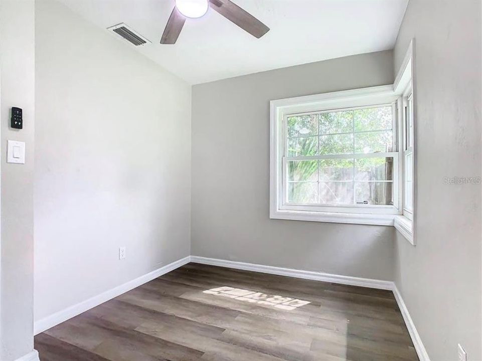 For Sale: $299,999 (3 beds, 1 baths, 1217 Square Feet)