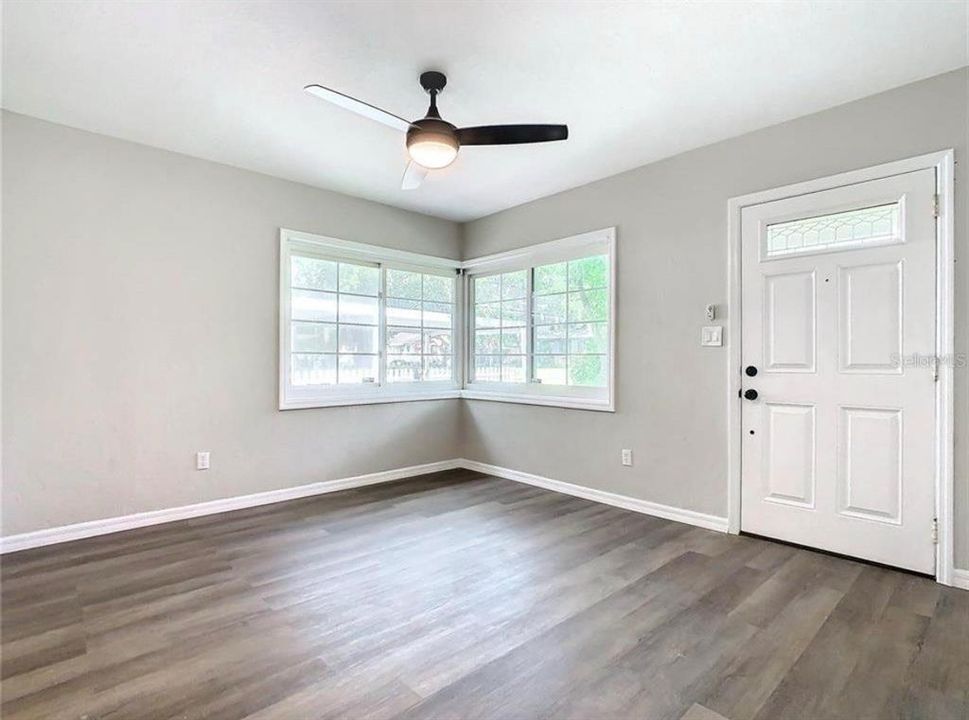 For Sale: $299,999 (3 beds, 1 baths, 1217 Square Feet)