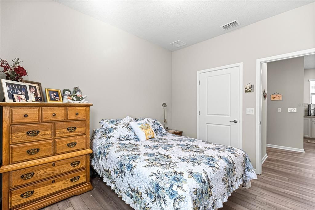 For Sale: $328,800 (2 beds, 2 baths, 1406 Square Feet)