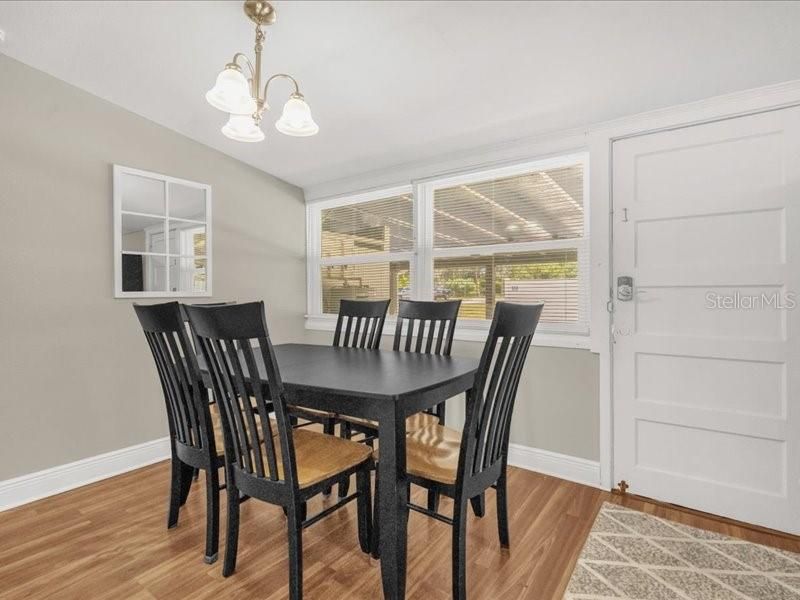 待售: $250,000 (2 贝兹, 1 浴室, 1024 平方英尺)