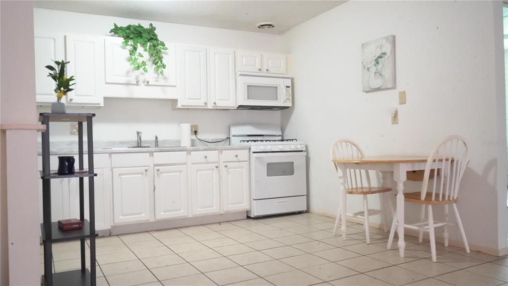 For Rent: $1,295 (2 beds, 1 baths, 787 Square Feet)