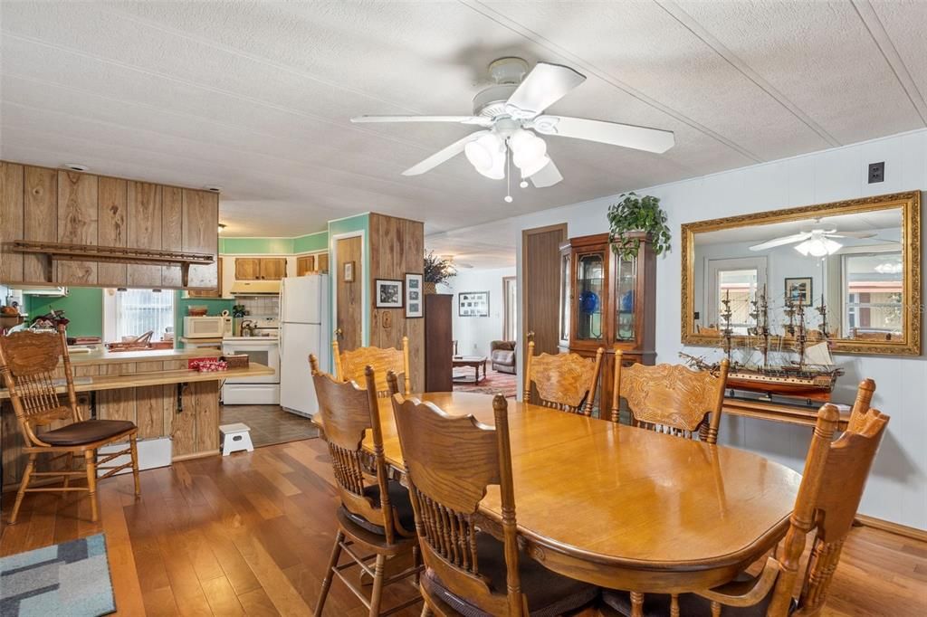 For Sale: $128,500 (2 beds, 2 baths, 1404 Square Feet)